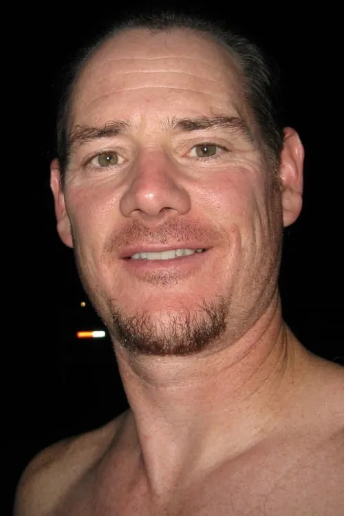 Dennis Fitzgerald interpretando a Clancy Clayton