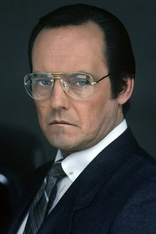 Dennis Lipscomb interpretando a Michael Light