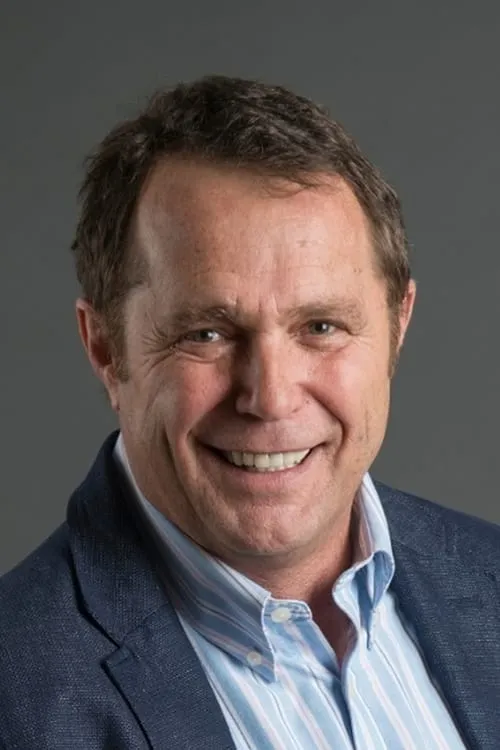 Deon Coetzee interpretando a Mike Bressler