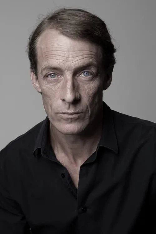 Derek Carroll interpretando a Soldier