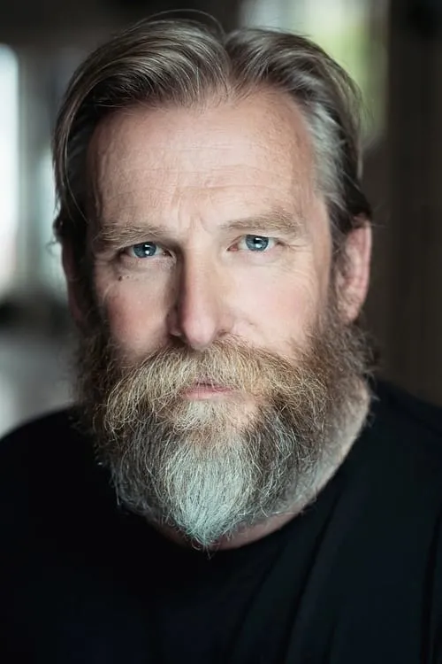 Derek Frood interpretando a Stephen