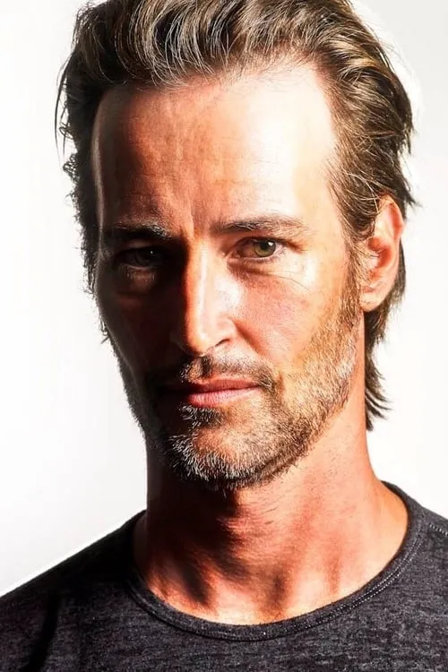 Derek Hamilton interpretando a T.K.