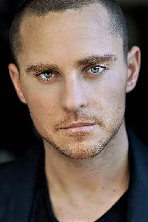 Derek Magyar interpretando a Todd