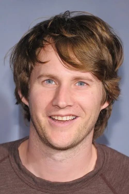 Derek Richardson interpretando a Wade