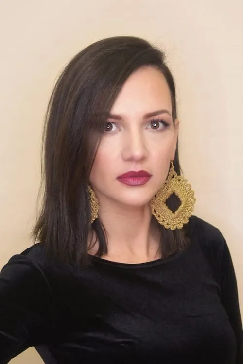 Despoina Redoumi interpretando a