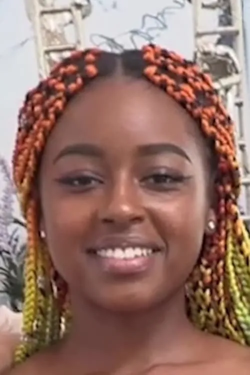 Destiny Mira interpretando a