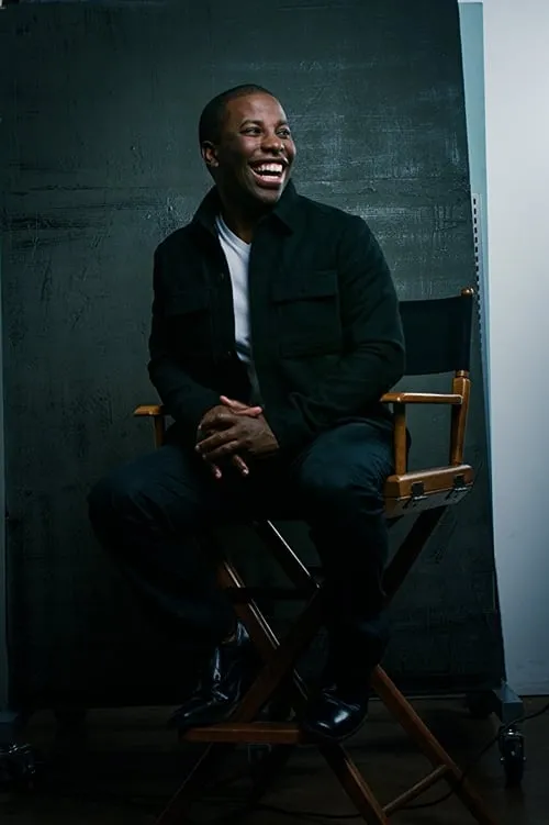 Devin Rice interpretando a Cody