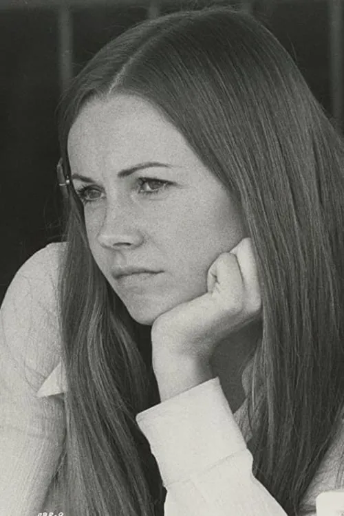 Dianne Hull interpretando a Cathy