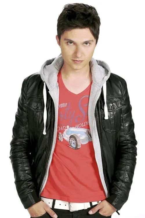 Diego Saenz interpretando a 