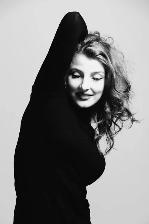 Dilek Kaya interpretando a 