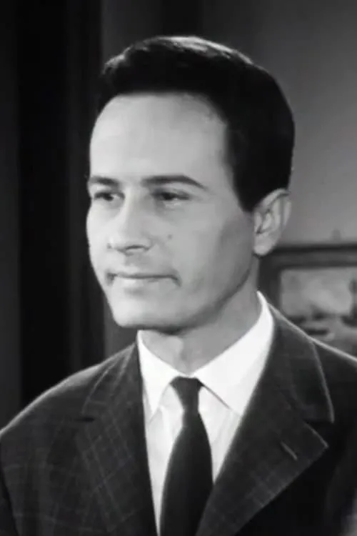 Dimitris Hoptiris interpretando a