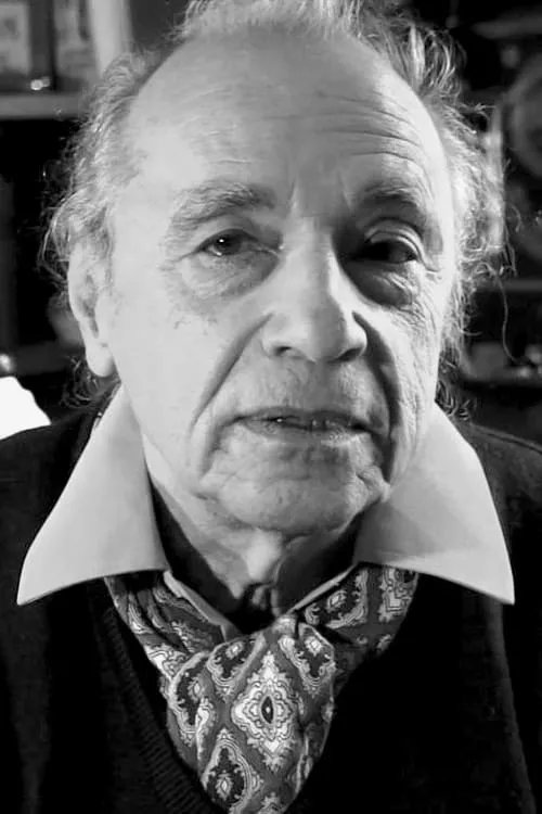 Dimitris Kollatos interpretando a