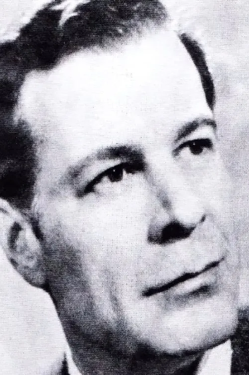 Dimitris Koukis interpretando a