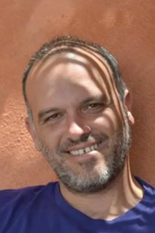 Dimitris Papadopoulos interpretando a Captain Michos Floros