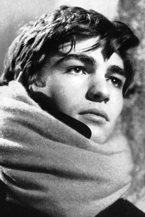 Dino Mele interpretando a Nando