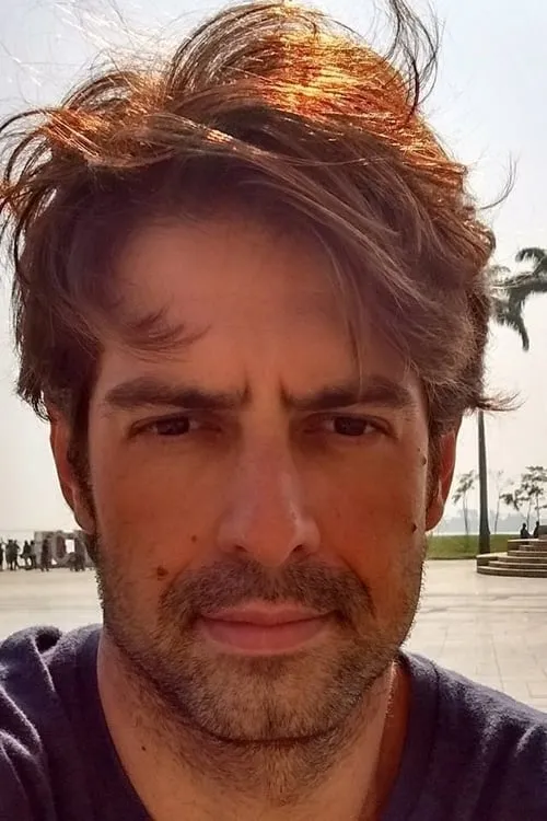 Diogo Salles interpretando a Fernando