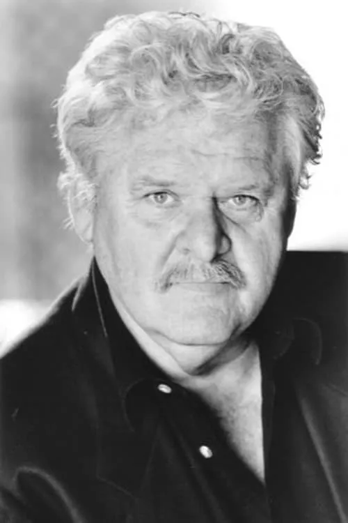 Dion Anderson interpretando a Cappy