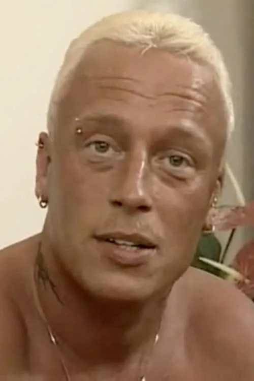 Dirty Theo interpretando a 