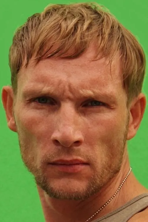 Dmitry Brauer interpretando a Russischer Offizier