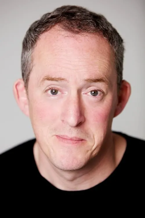 Dominic Coleman interpretando a Peter