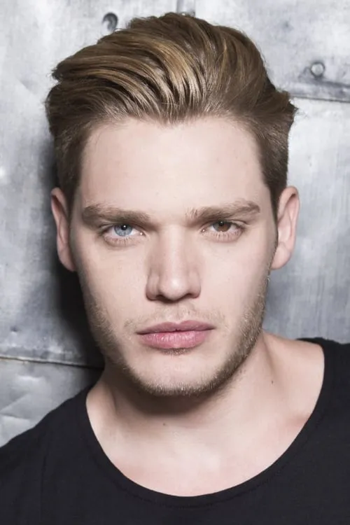 Dominic Sherwood interpretando a James Herrick