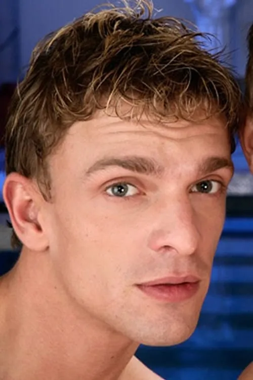 Dominik Eastley interpretando a