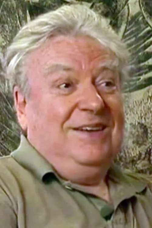 Dominique Delouche interpretando a Interviewer