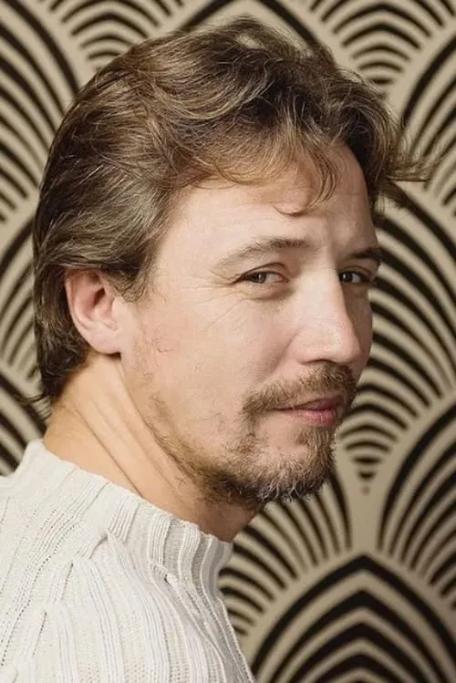 Dominique Leborne interpretando a Dom