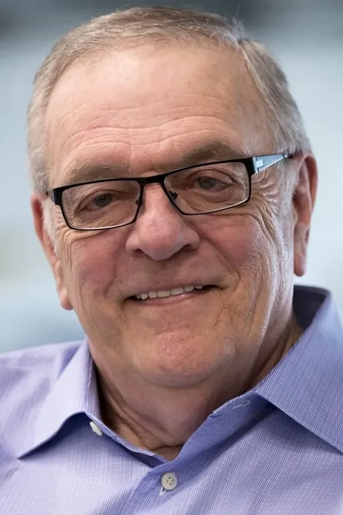 Donnie Walsh interpretando a Himself