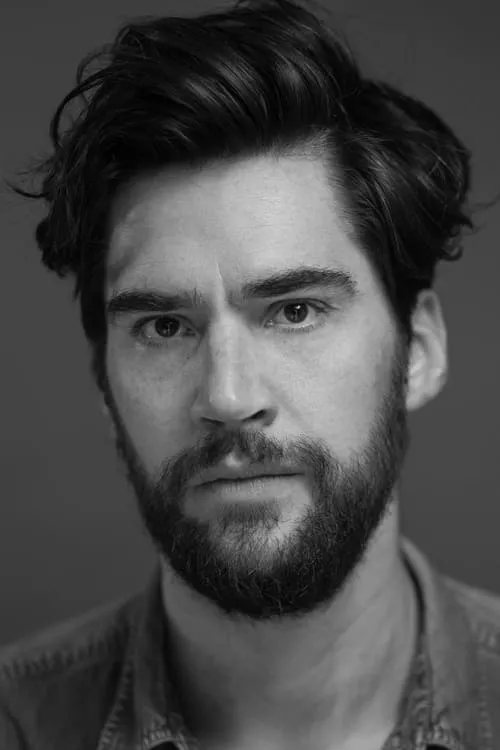 Douglas Rankine interpretando a Greaser Alfred White