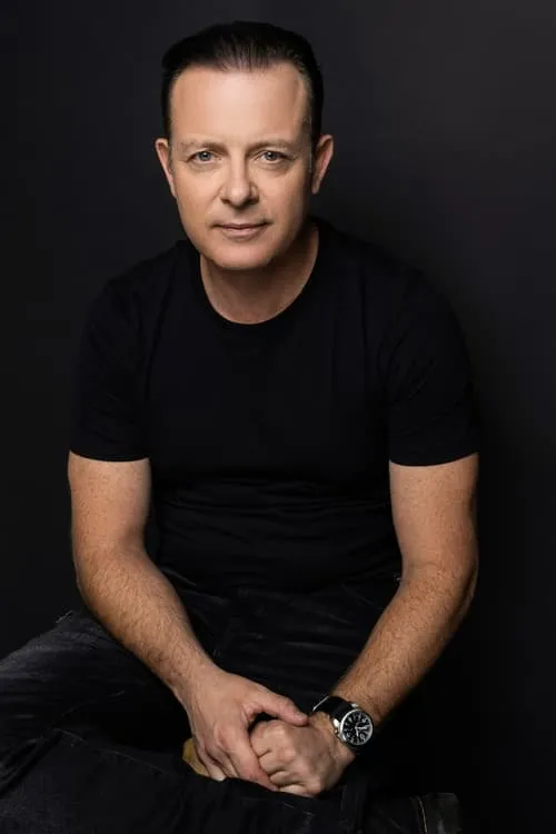 Douglas Vermeeren interpretando a Hank Winslow