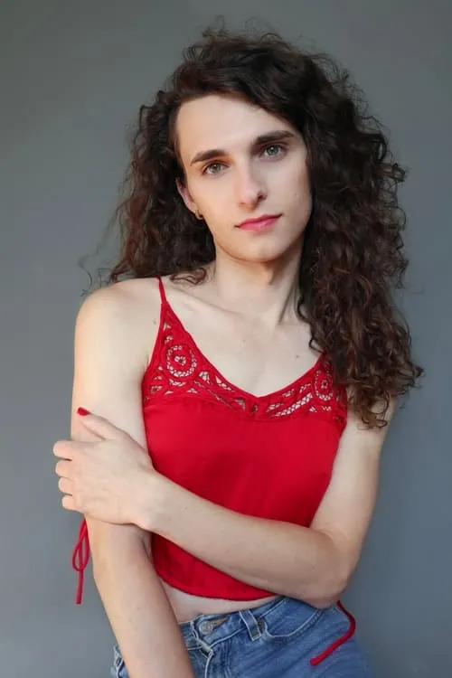 Drew Burnett Gregory interpretando a Charlie