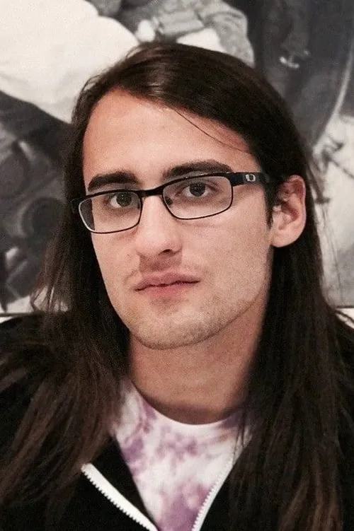 Drew Monson interpretando a Joel