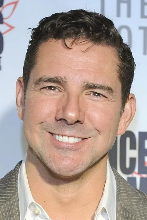 Drew Rausch interpretando a Dr. Stokes