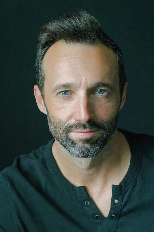 Dustin Prince interpretando a Sam Hodges