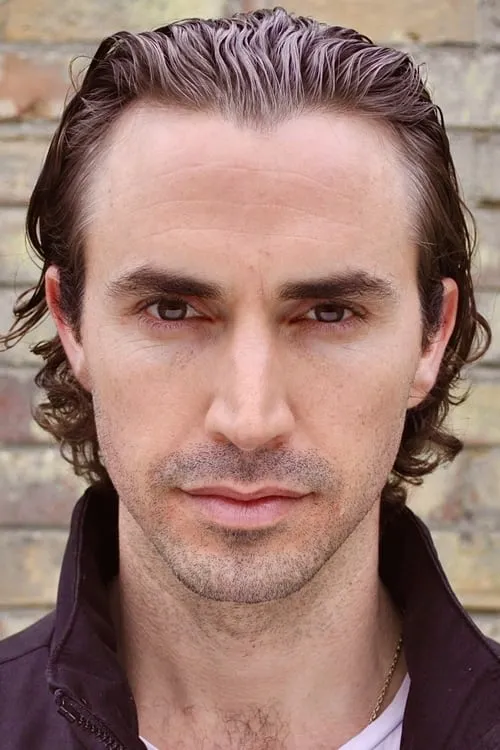 Dylan Edy interpretando a Mr. Double-Shot