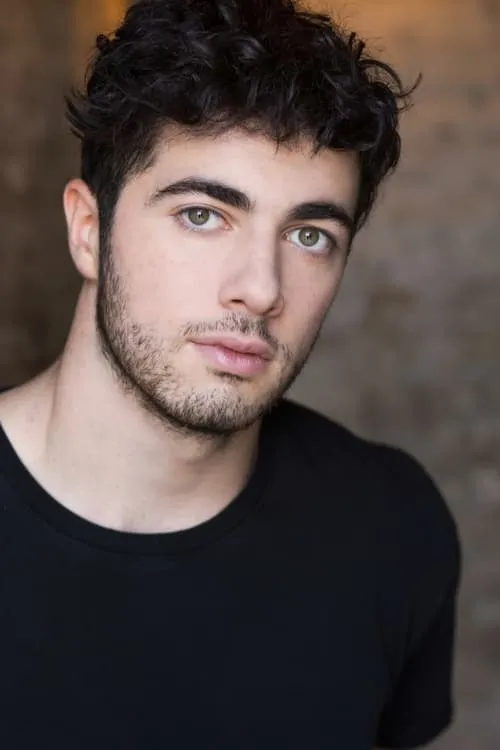 Dylan Hartigan interpretando a Pete Kresby