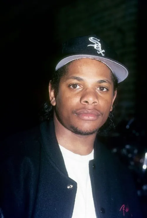 Eazy-E interpretando a 
