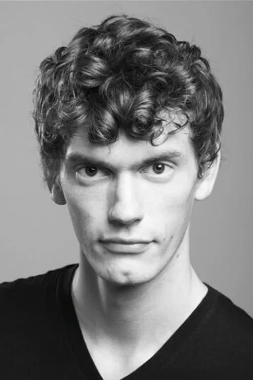 Ed Birch interpretando a Millek Knebel