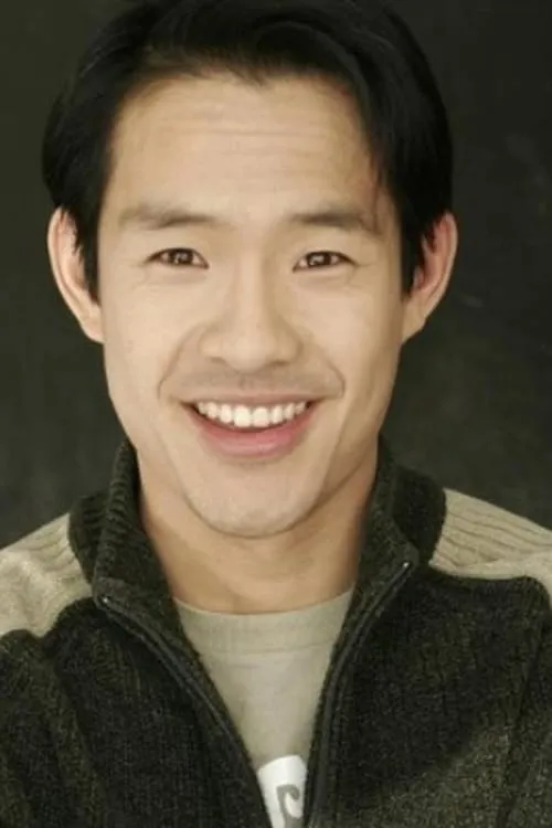 Ed Fong interpretando a Daniel