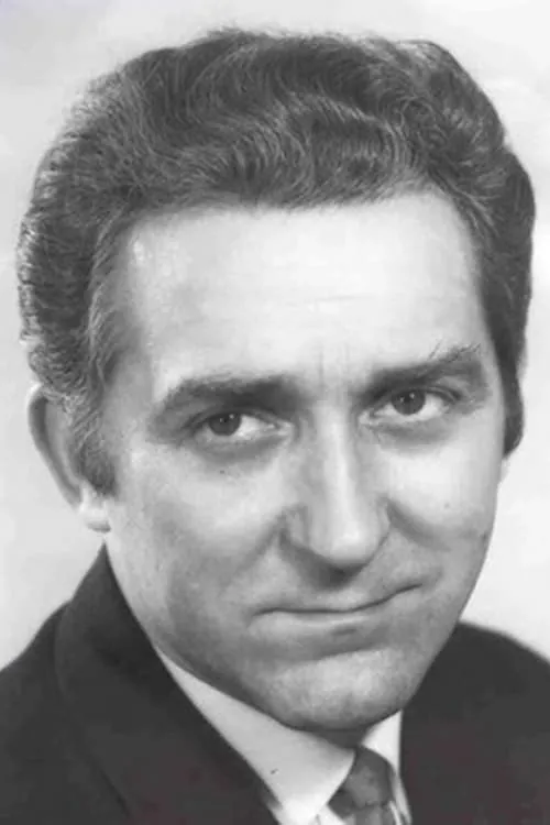 Edmund Karwański interpretando a Mezczyzna w kapeluszu na rynku