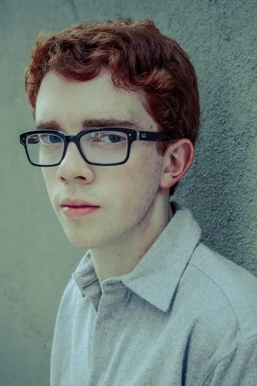 Edward Gelbinovich interpretando a Scott Marshall Schneeman