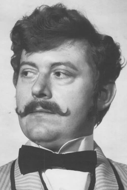 Edward Lach interpretando a worker