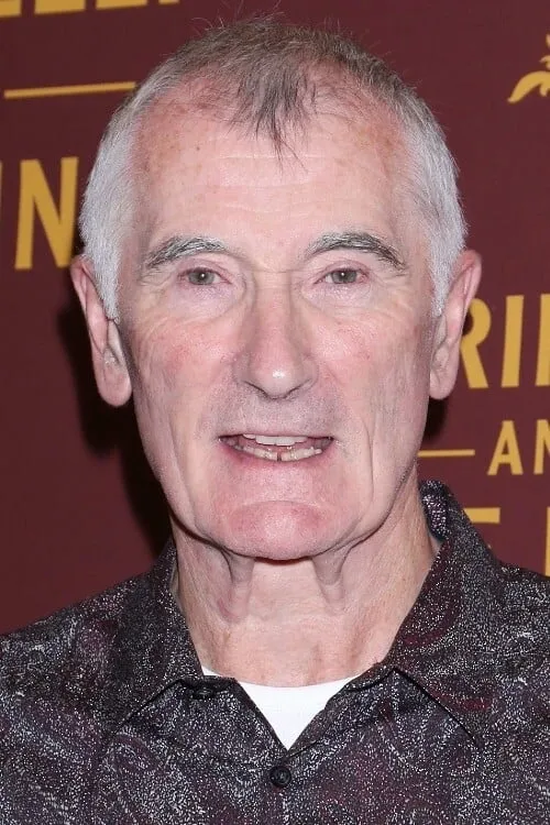 Edward Peel interpretando a Allyce