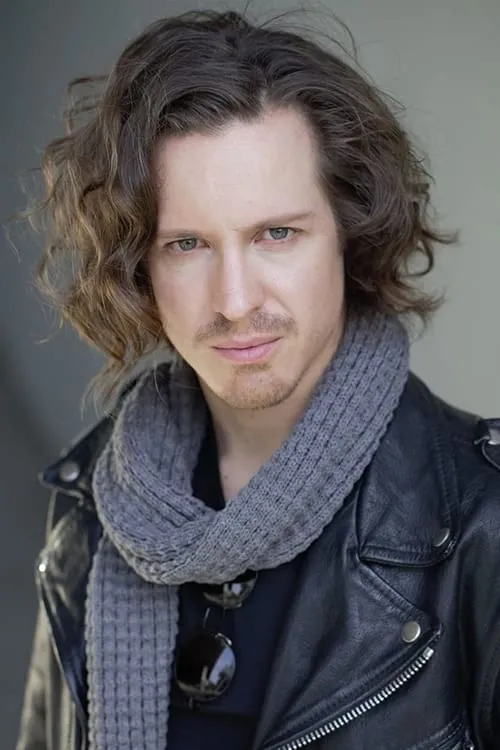 Edwin Gagiano interpretando a Fowler