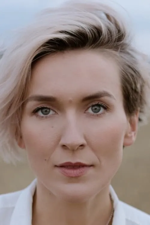 Eglė Ancevičiūtė interpretando a Mergina iš klubo