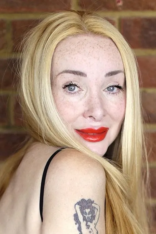 Eileen Daly interpretando a Denise