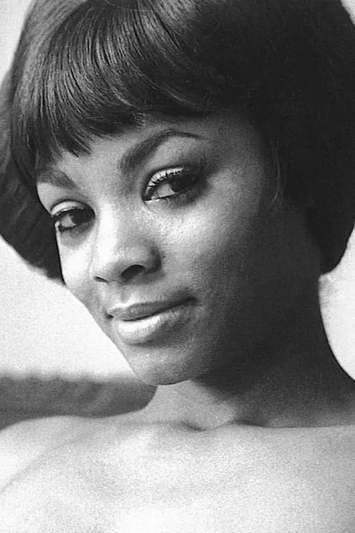 Elaine Collins interpretando a Dulcie