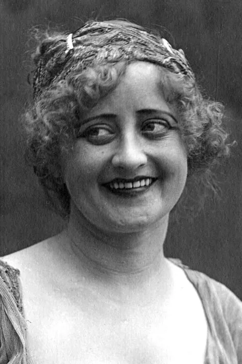 Eleanor Caines interpretando a Mrs. Mills - the Mother