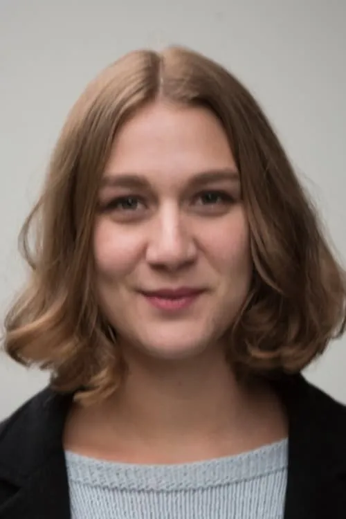 Elena Gomez Alvarez interpretando a Marion